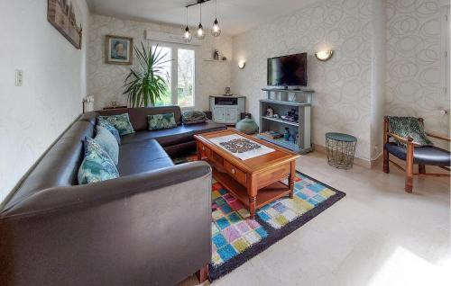 Μια τηλεόραση ή/και κέντρο ψυχαγωγίας στο Gorgeous Apartment In Concarneau