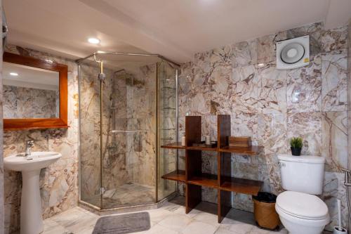 Un baño con ducha, inodoro y lavabo. en Amazing Seaview Apartment, en Ko Lanta