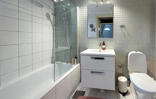 W łazience znajduje się umywalka, toaleta i prysznic. w obiekcie Awesome Home In Limhamn With Kitchen w Malmö