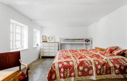 Katil atau katil-katil dalam bilik di Beautiful Home In Humble With Wifi