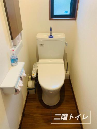 a bathroom with a white toilet in a room at 道龍house in Azagawa