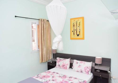 a bedroom with a bed and a window at Chez Ouly in Dakar