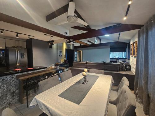 a kitchen and living room with a table and a couch at Casa inteira l 7 min Alphaville in Osasco