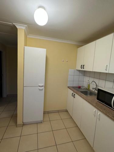 Virtuvė arba virtuvėlė apgyvendinimo įstaigoje Ramblers Self-Catering Hostel (No Aircon/No TV/No Pool)
