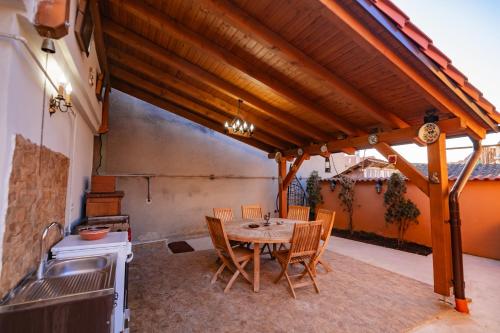 a patio with a table and chairs and a kitchen at Casa de pe colt in Alba Iulia