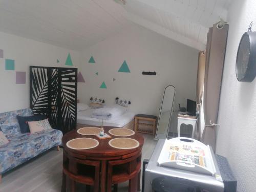 een kleine kamer met een tafel en een bed bij Studio Sulniac Golfe du morbihan in Sulniac