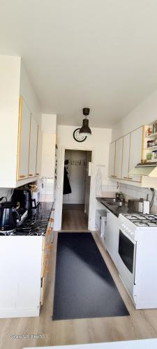 Η κουζίνα ή μικρή κουζίνα στο Private room only in apartment at Herttoniemi