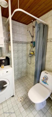 Ένα μπάνιο στο Private room only in apartment at Herttoniemi