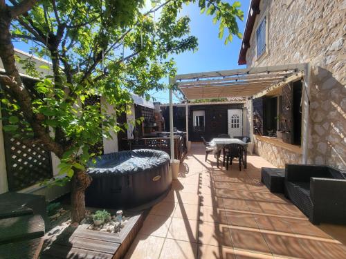 Jolie dépendance avec terrasse privée et jacuzzi