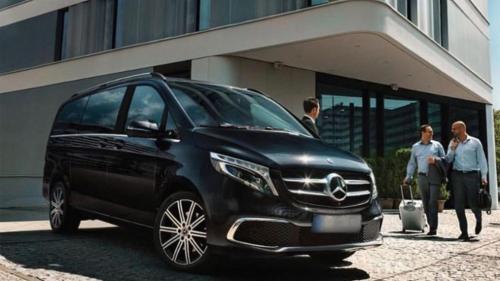 een zwarte Mercedes Benz auto geparkeerd voor een gebouw bij pilot hotel in Arnavutköy