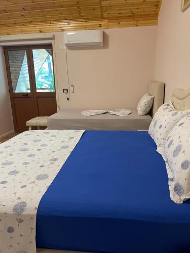 1 dormitorio con 2 camas y ventana en RIREYANA, en Tamarë
