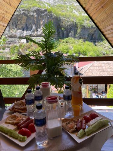 una mesa con platos de comida y bebidas. en RIREYANA, en Tamarë