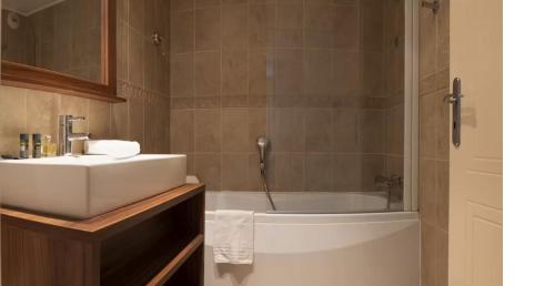 une salle de bain avec une baignoire, un lavabo et une douche dans l'établissement Neige et confort, à Isola 2000