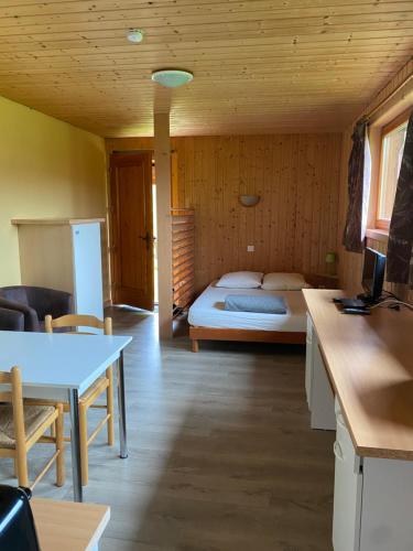 a room with a bed and a desk in a room at ha jodi in Steige