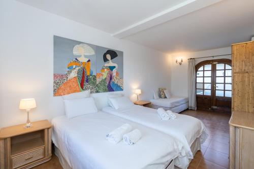 ein Schlafzimmer mit 2 Betten und einem Wandgemälde in der Unterkunft Casa El Maizal in Marbella