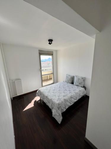 Postel nebo postele na pokoji v ubytování Grenoble ~ Ecole d’architecture ~ Grand-place