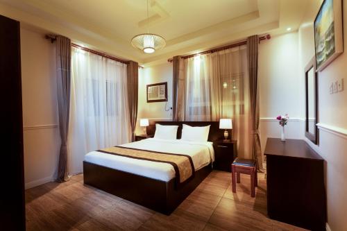 um quarto de hotel com uma cama e uma janela em Hotel Gardens view em Taif