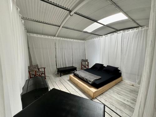 une chambre avec un lit dans une tente dans l'établissement Location, pour Soirée privée, à Antibes