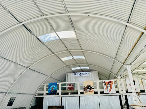 un bâtiment avec un plafond blanc avec une fenêtre dans l'établissement Location, pour Soirée privée, à Antibes