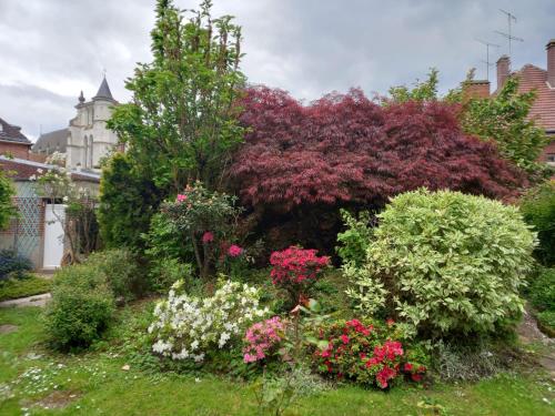 un jardín lleno de flores y plantas coloridas en Molibeau, en Beauvais