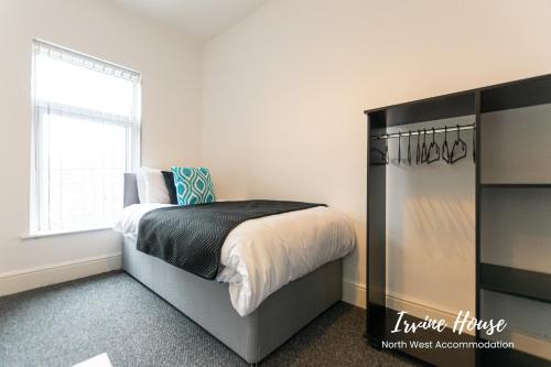 a bedroom with a bed and a window at Irvine Contractor Accommodation in Leigh