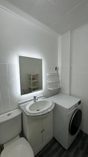 une salle de bain blanche avec des toilettes et un lavabo dans l'établissement VIP 66 b, à Cannes