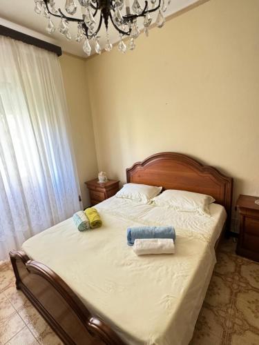 een slaapkamer met een bed met twee handdoeken erop bij Appartamento Marilyn in Levanto