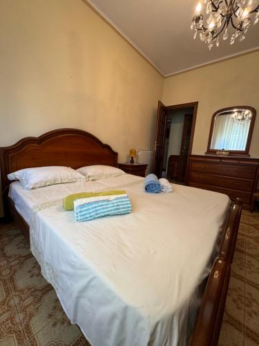 een slaapkamer met een bed met twee handdoeken erop bij Appartamento Marilyn in Levanto