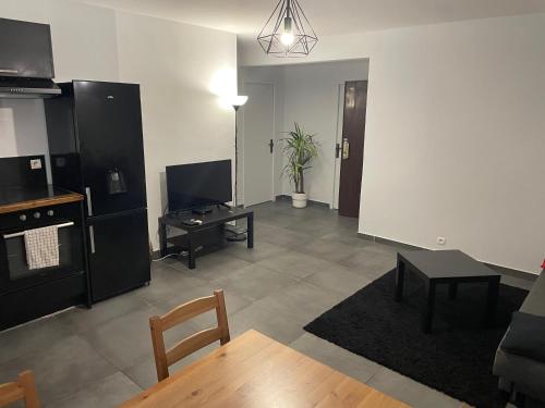 un salon avec un canapé, une table et une télévision dans l'établissement Appartement neuf et moderne face gare St Charles, à Marseille