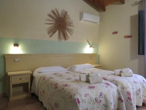 ein Schlafzimmer mit 2 Betten und Handtüchern darauf in der Unterkunft L'Orto in San Vero Milis