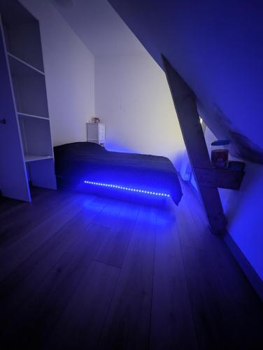 - une chambre avec un lit bleu clair dans l'établissement Appartement cosy- centre de Douvres la Delivrande, à Douvres-la-Délivrande