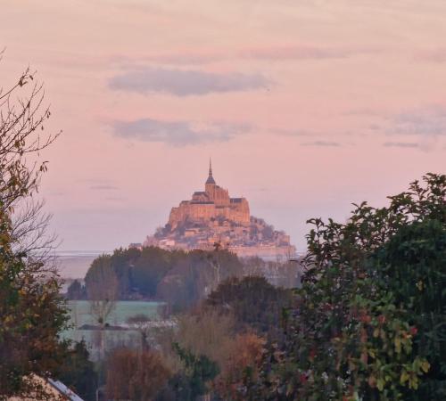 L'Aurore de la Baie, vue sur le Mont-Saint-Michel