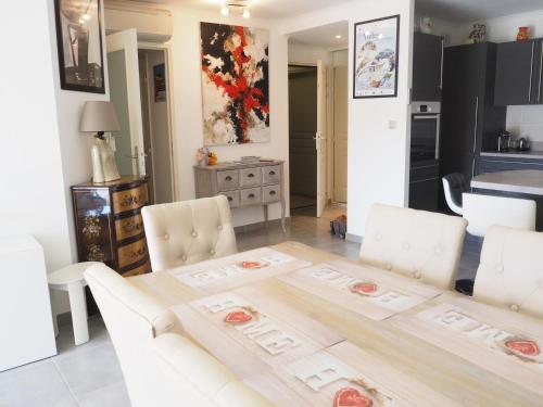 une cuisine et une salle à manger avec une table et des chaises dans l'établissement Colore di mar, à Cavalaire-sur-Mer