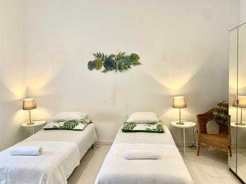 2 camas en una habitación con 2 lámparas en Alcântara Studio 15, en Lisboa