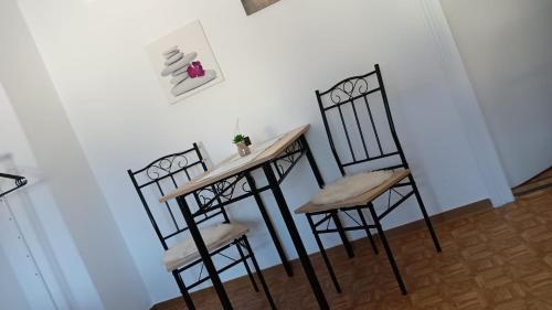 two chairs and a table in a room at Stellas Monteurwohnungen in Crimmitschau