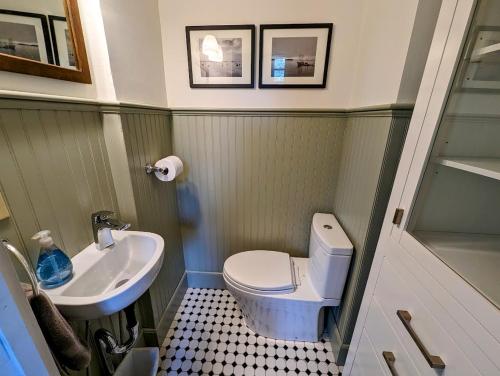 La petite salle de bains est pourvue de toilettes et d'un lavabo. dans l'établissement Ocean Breezes Fire Pit, à Ellsworth