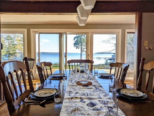 Restoran või mõni muu söögikoht majutusasutuses Lone Pine Oceanfront Cottage