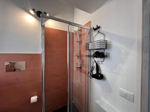 una doccia con porta in vetro in bagno di M'AMA apartment 1 a Ficarazzi