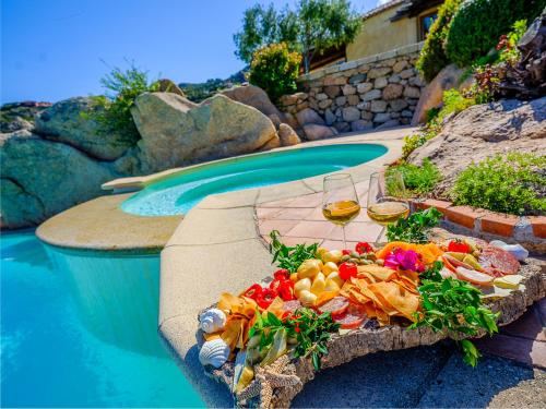 Πισίνα στο ή κοντά στο Sardinia Family Villas - Villa Carmen with sea view and pool