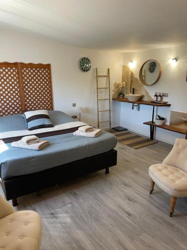 une chambre avec un lit et une salle de bain avec un lavabo dans l'établissement Villa Myami, à Sanary-sur-Mer