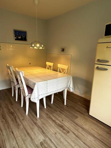 een keuken met een tafel en stoelen en een koelkast bij Ferienhaus Frau Möller in Ratzeburg