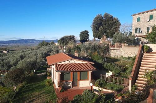 an aerial view of a house with a garden at Il giardino fiorito in Santa Luce