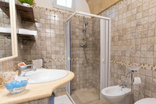 a bathroom with a shower and a sink and a toilet at I SOGNI DI VENERE in Torre Suda