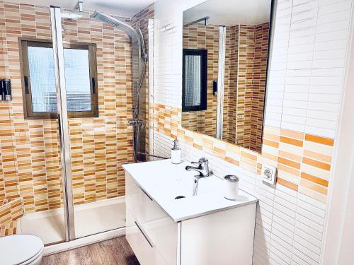 a bathroom with a sink and a shower and a toilet at Angeles Home in Córdoba