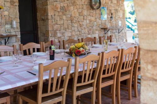 a long table with chairs and a table with a plate of food at I SOGNI DI VENERE in Torre Suda