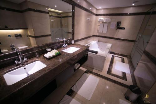 Bilik mandi di Casablanca Grand Hotel