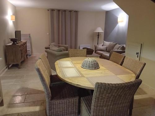 un salon avec une table et des chaises en bois dans l'établissement Pretty house center of Corbières, à Saint-Laurent-de-la-Cabrerisse