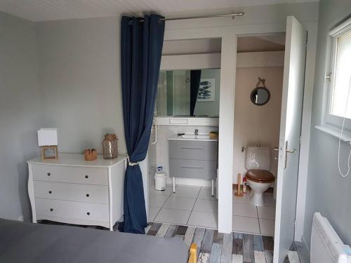 - une chambre avec une salle de bains pourvue d'un lavabo et de toilettes dans l'établissement Maison La Palmyre, aux Mathes