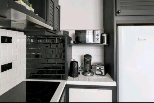 une cuisine avec une cafetière sur un comptoir dans l'établissement Terrasse Vieux Port (CLIM), à Marseille