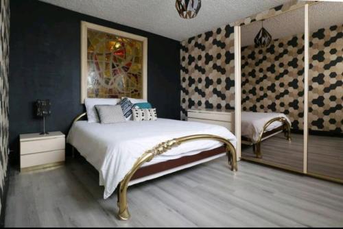 une chambre avec un lit dans une pièce aux murs bleus dans l'établissement Terrasse Vieux Port (CLIM), à Marseille